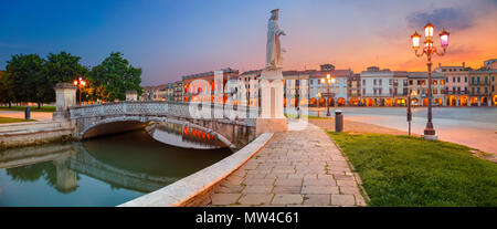 Padova. Immagine panoramica di Padova con Piazza Prato della Valle al tramonto. Foto Stock