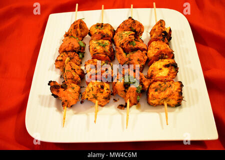 Pollo Tikka e il paneer(cottage cheese) tikka su spiedini. Foto Stock