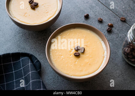 Il caffè turco Pudding con chicchi di caffè servito in ciotole pronto a mangiare. Dolce tradizionale. Foto Stock