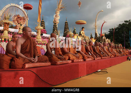 Magelang, Indonesia. 29 Maggio, 2018. I monaci buddisti si sono riuniti a pregare davanti a Vesak 2562 da cerimonia. Vesak day è anche ricordato come il compleanno di Buddha che porterà la vita umana in tranquillita' e felicità... Credito: Devi Rahman/Pacific Press/Alamy Live News Foto Stock