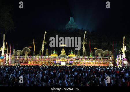 Magelang, Indonesia. 29 Maggio, 2018. I monaci buddisti e seguaci riuniti in preghiera davanti a Vesak 2562 da cerimonia. Vesak day è anche ricordato come il compleanno di Buddha che porterà la vita umana in tranquillita' e felicità... Credito: Devi Rahman/Pacific Press/Alamy Live News Foto Stock