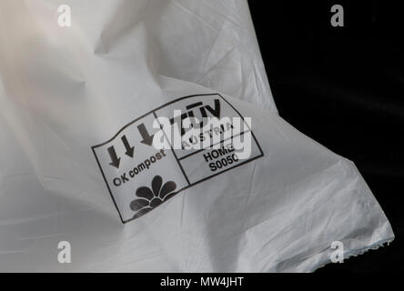 Plastica riciclabile sacchetto realizzato da fecola di patate. Foto Stock