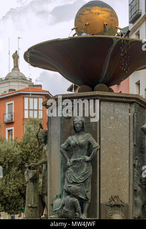 Golden fontana con la statua del Cuore di Gesù sulla torre del duomo in background, Valladolid, Castilla y Leon, Spagna, Europa Foto Stock