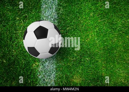 Pallone da calcio su una linea di marcatura Foto Stock