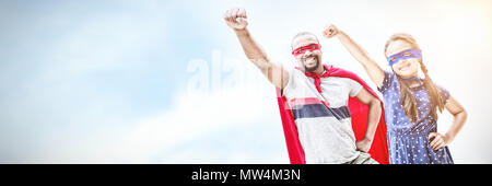 Immagine composita del padre e figlia fingendo di essere supereroe Foto Stock