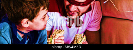 Padre e figlio fingendo di essere supereroe Foto Stock