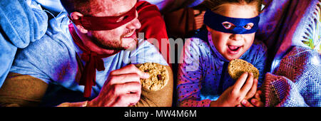 Padre e figlio fingendo di essere supereroe Foto Stock