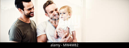 Coppia gay con il bambino a casa Foto Stock