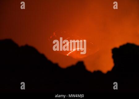 La lava incandescente lago nel cuore del vulcano Erta Ale in Etiopia il Danakil depressione, come esso emette nuvole di solfuro di idrogeno Foto Stock