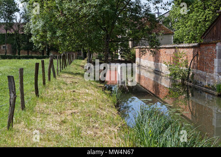 CITEAUX, Francia, 21 Maggio 2018 : Canal in Abbazia di Citeaux. Citeaux abbazia fu fondata nel 1098 da un gruppo di monaci provenienti dalla Abbazia di Molesme. Durante il Re francese Foto Stock