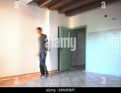 All'interno della camera durante i lavori di rinnovo con lavoratore sfocata figura. Sfondo architettonico. Foto Stock