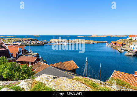 Vista sul villaggio costiero di Kladesholmen al di fuori dell'isola Tjorn sulla svedese costa ovest. Una calda e soleggiata giornata di mare. Foto Stock