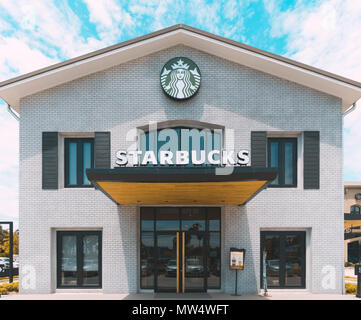 Bangkok, Tailandia - 24 Maggio 2018: Starbucks Coffee House ramo sul giorno di sole. Starbucks Corporation è un Americano coffeehouse company Foto Stock