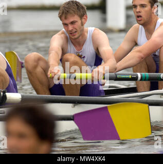 2005 Henley Royal Regatta, Henley on Thames, Inghilterra. Martedì 29.06.2005, Alex Flynn, canottaggio n. 3 per , Manchester University, applica la potenza in t Foto Stock