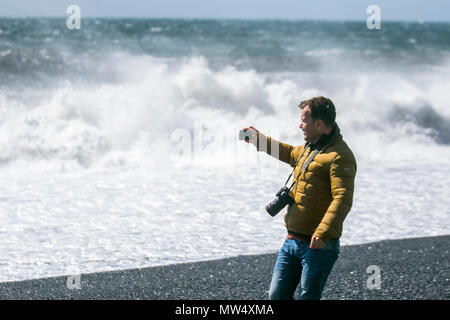 Forza di tempesta onde e mari impetuosi sulla costa a VIK, Reynisfjara e Kirkjufjara, basalto rock formazione & Dangerous spiagge di sabbia nera in Islanda. Foto Stock