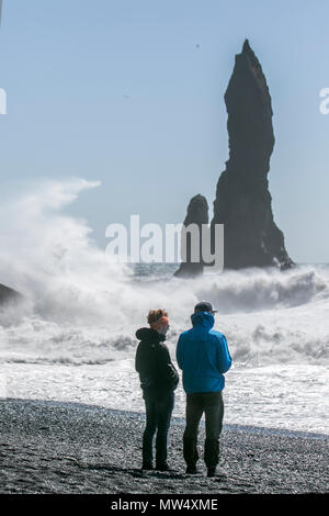 Forza di tempesta onde e mari impetuosi sulla costa a VIK, Reynisfjara e Kirkjufjara, basalto rock formazione & Dangerous spiagge di sabbia nera in Islanda. Foto Stock