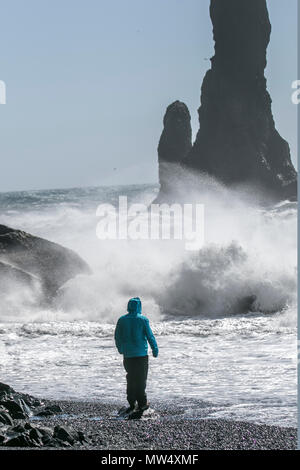 Forza di tempesta onde e mari impetuosi sulla costa a VIK, Reynisfjara e Kirkjufjara, basalto rock formazione & Dangerous spiagge di sabbia nera in Islanda. Foto Stock