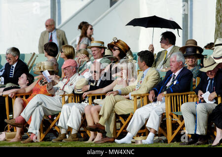 Henley, Gran Bretagna. Sabato 01/07/2006 Henley Royal Regatta, visualizzare gli spettatori, in steward Enclosure, godendo il sole, Henley raggiungere, Engl Foto Stock