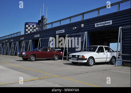 Mk1 Vauxhall Cavalier e Mk3 Ford Escort XR3 britannica best sellers Foto Stock