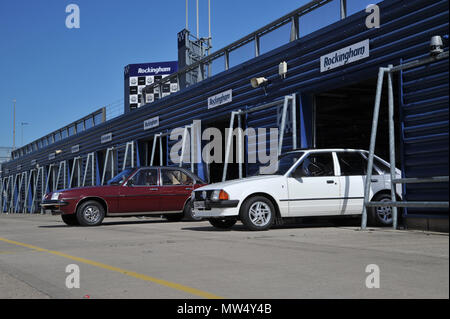 Mk1 Vauxhall Cavalier e Mk3 Ford Escort XR3 britannica best sellers Foto Stock