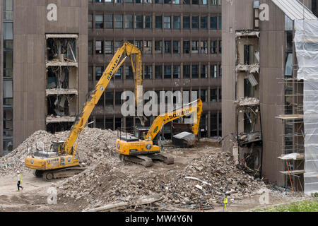 Vista alta del sito di demolizione con macerie, macchinari pesanti (escavatori) che lavorano e demoliscono edifici di uffici vuoti - Hudson House, York, Inghilterra, Regno Unito. Foto Stock