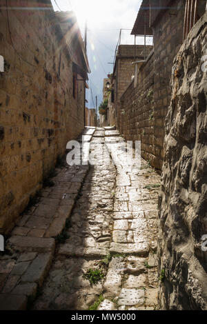 Antiche strade con sunbeam in città tradizionale a Deir el Qamar, Libano Foto Stock