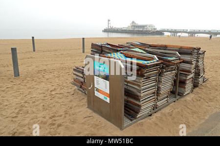 Sedie a sdraio impilati su un vuoto di Bournemouth Beach in Dorset Foto Stock