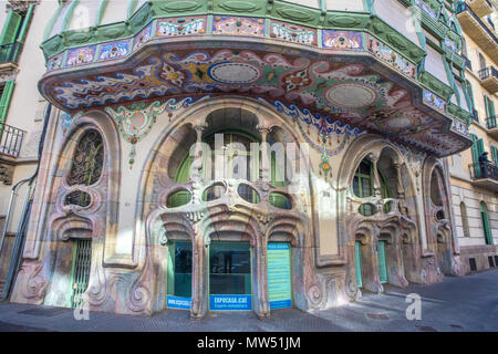 La città di Barcellona, Casa Comalat, dettaglio, architettura modernista, Spagna Foto Stock
