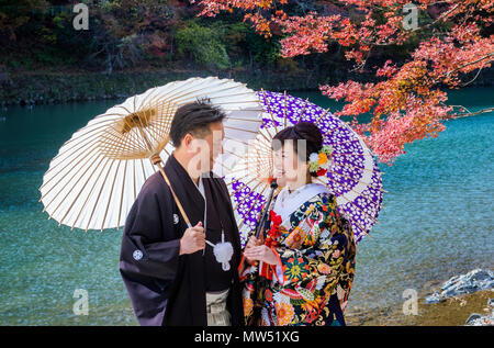 In Giappone , la città di Kyoto, Arashi Yama , Matrimonio, foglie di autunno Foto Stock