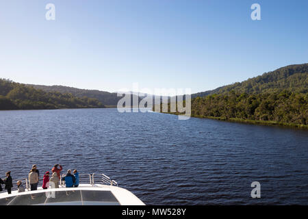 Ingresso al Gordon dal fiume Macquarie Harbour sulla crociera sul fiume, West Coast Tasmania Foto Stock