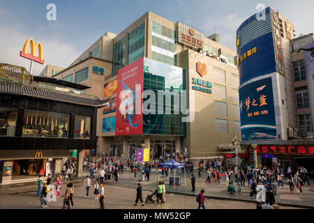 Cina, città di Shenzhen, Laojie , Dong Men Strada Pedonale Foto Stock