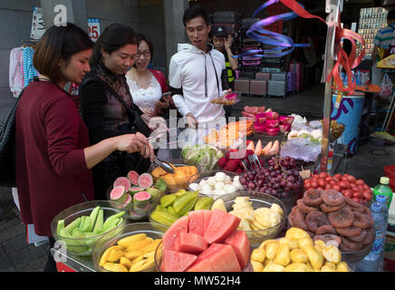 Cina, città di Shenzhen, Laojie , Dong Men Strada Pedonale Foto Stock