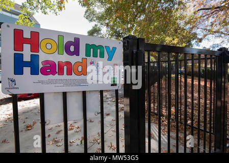 A tenere la mia mano segno in un parco in uscita Ku-Ring-gai su Sydney North Shore. Questa è una strada iniziativa di sicurezza per proteggere i bambini sotto i dieci anni di età. Foto Stock