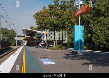 Frondose Turramurra stazione ferroviaria su Sydney superiore della North Shore, parte dell'Ku-Ring-gai comune e la Sydney rete di treni NSW, Australia Foto Stock