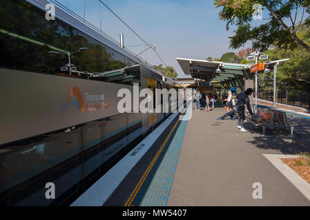 Frondose Turramurra stazione ferroviaria su Sydney superiore della North Shore, parte dell'Ku-Ring-gai comune e la Sydney rete di treni NSW, Australia Foto Stock