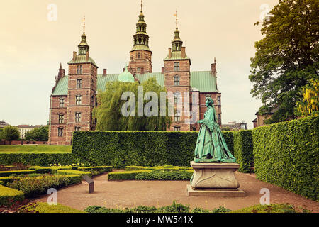 COPENHAGEN, Danimarca - 17 Maggio 2018 - bella vista del castello di Rosenborg a Copenaghen dal giardino del re con la statua della regina Caroline Amalie. Foto Stock