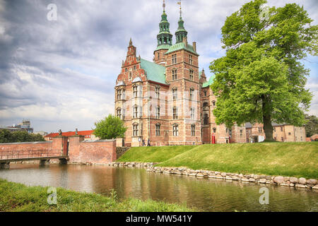 COPENHAGEN, Danimarca - 17 maggio 2018 splendida vista del castello di Rosenborg a Copenaghen dal giardino del re e il fossato circostante. Il castello è stato b Foto Stock