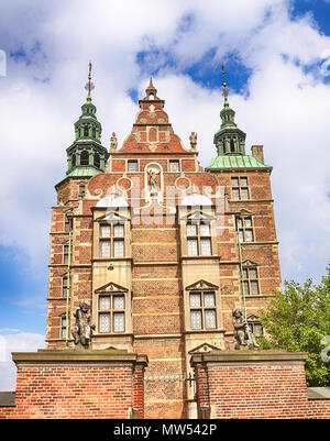 COPENHAGEN, Danimarca - 17 maggio 2018 splendida vista del castello di Rosenborg facciata a Copenaghen dal giardino del re ingresso. Il castello fu costruito come c Foto Stock