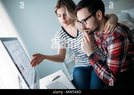 Attraente di giovani progettisti che lavorano sul progetto insieme Foto Stock