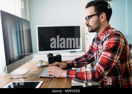 I giovani designer che lavorano sul progetto a casa Foto Stock