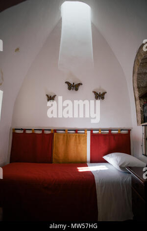 Trulli home interni wtite vecchia città in Italia Foto Stock