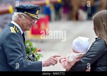 La 72esima Festa di compleanno di Carlo XVI Gustavo di Svezia presso il Palazzo Reale di Stoccolma, Svezia. Dotato di: Carlo XVI Gustavo di Svezia dove: Stoccolma, Svezia quando: 30 Apr 2018 Credit: Marco De Giovanni/WENN.com Foto Stock