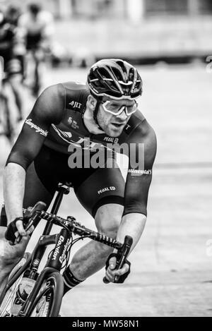 Ed Clancy di JLT Condor racing nell'elite uomo 2018 OVO Energy Tour ciclo serie gara a Wembley, Londra, Regno Unito. Round 7 bike race. Monocromatico Foto Stock