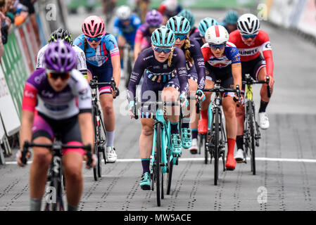 Annie Simpson di Trek scende racing in elite donna 2018 OVO Energy Tour ciclo serie gara a Wembley, Londra, Regno Unito. Round 7 bike race. Foto Stock