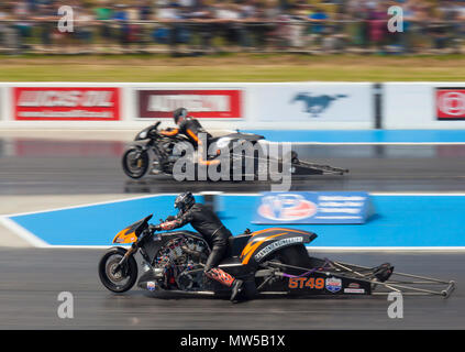 Supertwin bike drag racing a Santa Pod. Neil Midgley nearside V Gert Jan Lasear lato lontano. Foto Stock