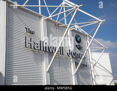 Il segno per la Halliwell Jones Stadium casa dei lupi di Warrington professional Rugby League team in Warrington Cheshire Maggio 2018 Foto Stock