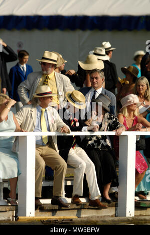 Henley, Gran Bretagna. Sabato 01/07/2006 Henley Royal Regatta, visualizzare gli spettatori, guardare dalla piattaforma di osservazione nel contenitore di steward, H Foto Stock