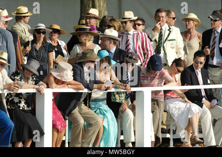 Henley, Gran Bretagna. Sabato 01/07/2006 Henley Royal Regatta, visualizzare gli spettatori, sulla piattaforma di osservazione, Steward Enclosure, Henley raggiungere, e Foto Stock