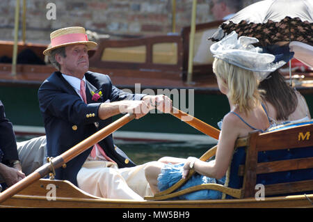 Henley, Gran Bretagna. Domenica 02/07/2006 Henley Royal Regatta, Vista, Vista, George Lawson e gli ospiti possono godere il racing da la falena. Henley raggiungere, e Foto Stock