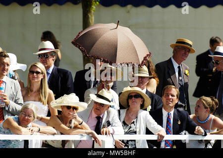 Henley, Gran Bretagna. Domenica 02/07/2006 Henley Royal Regatta, visualizzare gli stati e alla ricerca di amministratori, con una varietà di Hat e ombrelloni Henley Foto Stock